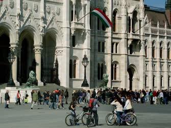 Idegenforgalom - Budapest - Turisták a Parlament épületénél