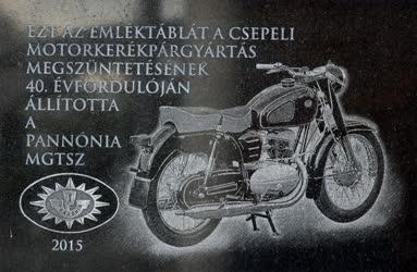 Közlekedés - Ipar - Motorkerékpárgyártás emléktáblája Csepelen 