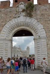 Idegenforgalom - Piazza - Turisták a középkori városfalnál