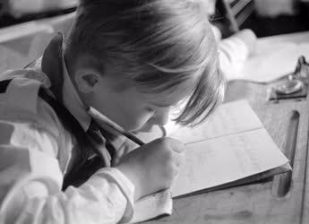 Oktatás - Kisiskolás gyerek írni tanul