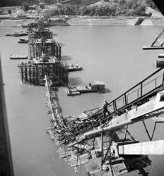 Építőipar - Az Erzsébet híd roncsainak kiemelése