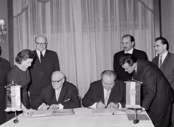 Külkapcsolat - Az 1965. évi magyar-NDK árucsere-forgalmi és fizetési jegyzőkönyv aláírása