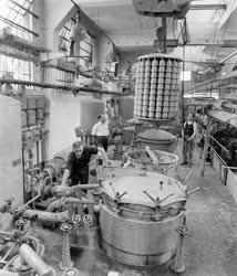 Ipar - Új gépek az újpesti Hazai Pamutszövő Gyárban