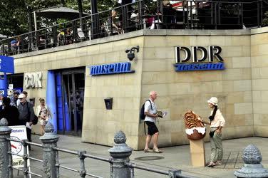 Épület - Berlin - A DDR Múzeum bejárata