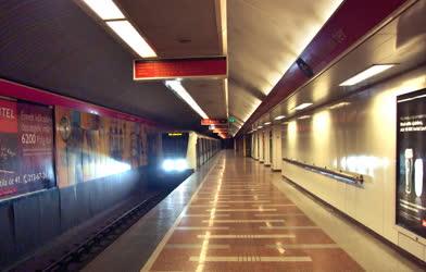 Közlekedés - Alstom-szerelvény a 2-es metróban
