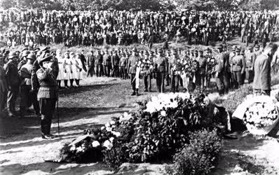 Történelem - Az amerikai bombázás áldozatainak temetése 