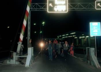Kiutazó kelet-német állampolgárok a soproni határátkelőnél