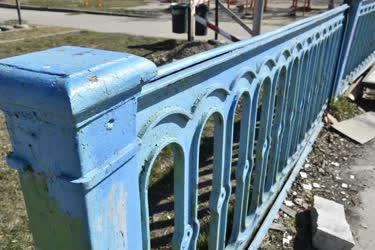 Kultúra - A Margit híd korlátdarabja az egykori hídmúzeumnál a Petőfi hídnál