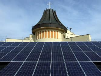 Megújuló energia - Budapest - Napelemek a templomon