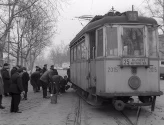 Közlekedési baleset - Kisiklott a 25-ös villamos