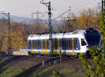 Közlekedés - Budapest - Modern vonat őszi tájban