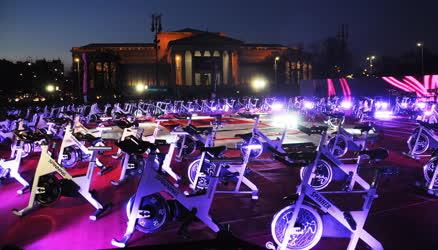 Sport - Városkép - Flashmob  - Száz kerékpár a Hősök terén