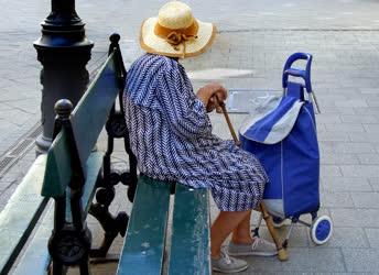 Életkép - Budapest - Köztéri padon pihenő idős nő