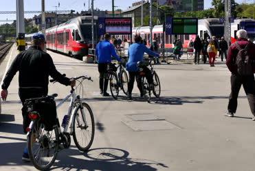 Közlekedés - Kerékpáros túrázók a Déli pályaudvaron