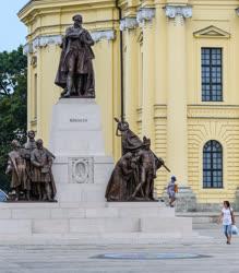 Köztéri szobor - Debrecen - Felújított Kossuth emlékmű 