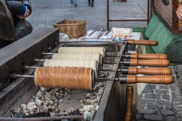 Turizmus - Szentendre - Kürtőskalács készítés