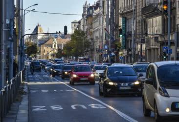 Közlekedés - Budapest - Forgalom a Kossuth Lajos utcában