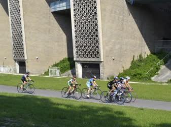 Sport - Kerékpáros edzés a Puskás stadion körül