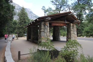 Épület -  Buszmegálló a Yosemite Nemzeti Parkban