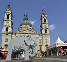 Érdekesség - Budapest - Legó elefánt a bazilika előtt