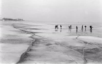 Időjárás - Szabadidő - Balaton jegén korcsolyázók