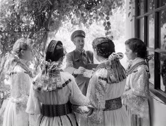 Folklór - Népviselet - Sokác lányok  