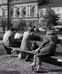 Városkép-életkép - Pihenők a békéscsabai színház előtt
