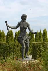 Műalkotás - Kisköre - Lépő női alak című szobor
