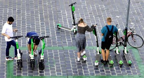 Közlekedés - Budapest - Rollereket bérelnek külföldi turisták
