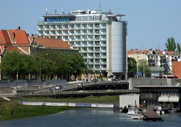 Városkép - Szeged - A Novotel szálloda épülete a Tisza-parton