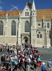 Idegenforgalom - Budapest - Turisták a Mátyás-templomnál