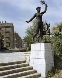 Kultúra - Diana őzzel szobor Kazincbarcikán