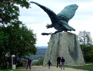 Köztéri szobor - Tatabánya -  A Kő-hegy Turul-emlékműve
