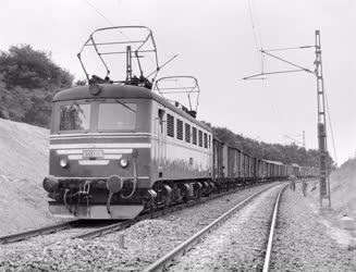 Közlekedés - Villamosítás a Budapest-Hatvan vasútvonalon