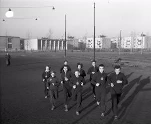 Sport - Edző atléták Sztálinvárosban