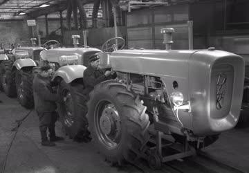 Mezőgazdaság - Ipar - Frissen festett traktorok a futószalagon