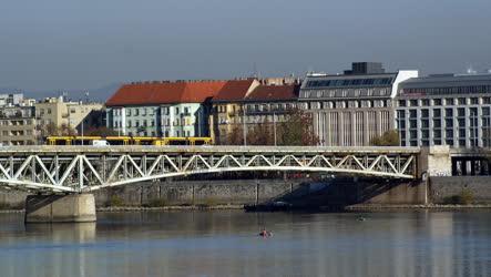 Közlekedés - Budapest - Combino villamos a Petőfi hídon