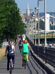 Közlekedés - Budapest - Kerékpárosok a Duna-parti bicikliúton
