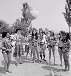 Életkép - Külföldi fiatalok a zánkai strandon