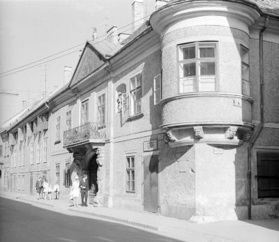 Városkép-életkép - A győri Zichy-palota bejárata