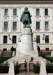 Köztéri szobor  - Kossuth Lajos szobra Pécsett 