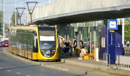 Közlekedés - Budapest - Az 1-es villamos a Közvágóhídnál