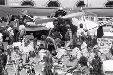 Érdekesség - Repülőgép a Vörösmarty téren
