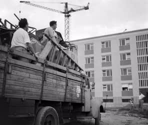 Életkép - Beköltözők a Mária Valéra telep helyén épült házakba