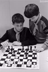 Életkép - Sakkozó gyerekek