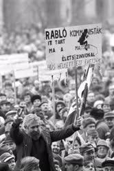 Belpolitika - Tüntetés a Kossuth téren 