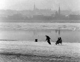 Téli Budapest - Szánkózás a Duna-parton