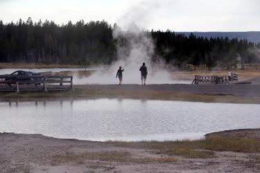 Idegenforgalom - Turisták a Yellowstone Nemzeti Parkban