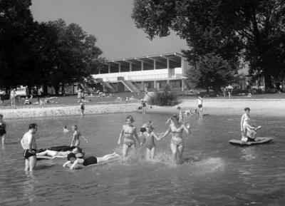 Szabadidő - Nyaralók a Balatonfürdei kempingben