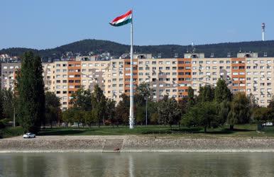 Városkép - Budapest - Zászló a III. kerületi Duna-parton